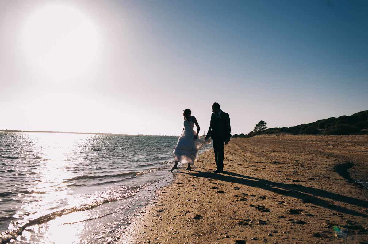 Novios en la playa de Huelva a contraluz